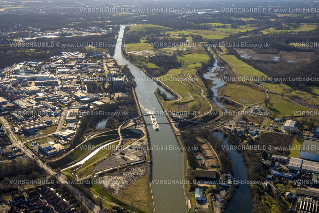 Castrop-Rauxel240106816 | Luftbild, Emscherbaustelle für Emscherland 2020, Brücke Cassurker Schwinge über Fluss Emscher und den Kanal, Binnenschifffahrt auf dem Rhein-Herne-Kanal, Fluss Emscher unterquert den Rhein-Herne-Kanal in dem Durchlassbauwerk Emscherdüker Wasserkreuz, Gewerbegebiet am Rhein-Herne-Kanal zwischen Wartburgstraße und Kanalstraße, Henrichenburg, Castrop-Rauxel, Ruhrgebiet, Nordrhein-Westfalen, Deutschland