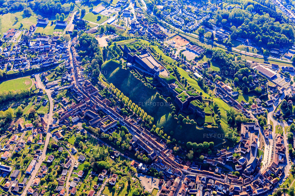 Vue aérienne: Citadelle de Bitsch de l'ouest à Bitsch dans le département Moselle, France. Photo: IMG_146072.jpg prise le 01/05/2025 par Werner Riehm/FLY-FOTO.euRésolution de l'original: 5472 x 3648 pxWWW.CITADELLE-BITCHE.COM