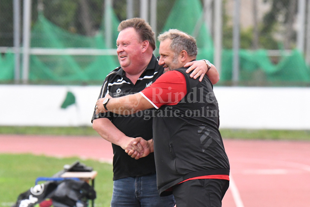 SpVgg GW Deggendorf : TSV Mauth | Andreas Schäfer (sportlicher Leiter SpVgg GW Deggendorf) und TSV Mauth Trainer Christian Pauli - Realisiert mit Pictrs.com