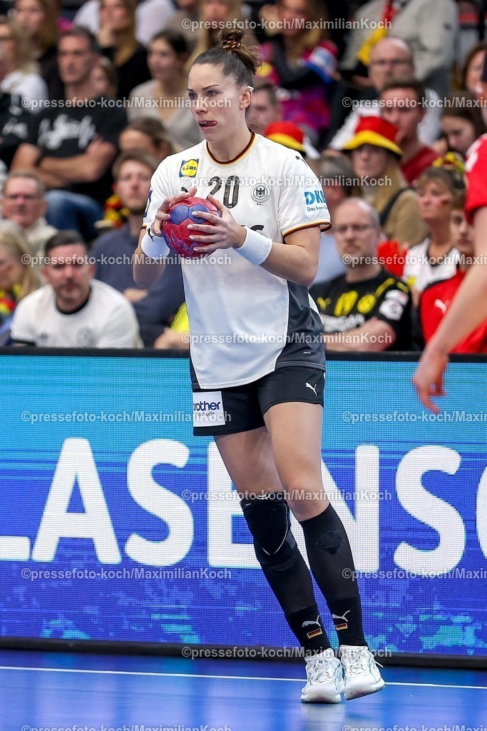 IHF04122502133 | 04.12.2025, Handball WM Frauen, Hauptrunde, Deutschland - Montenegro, 27th IHF Women's Handball World Championship, Westfalenhalle Dortmund: Emily Vogel (GER #20) 