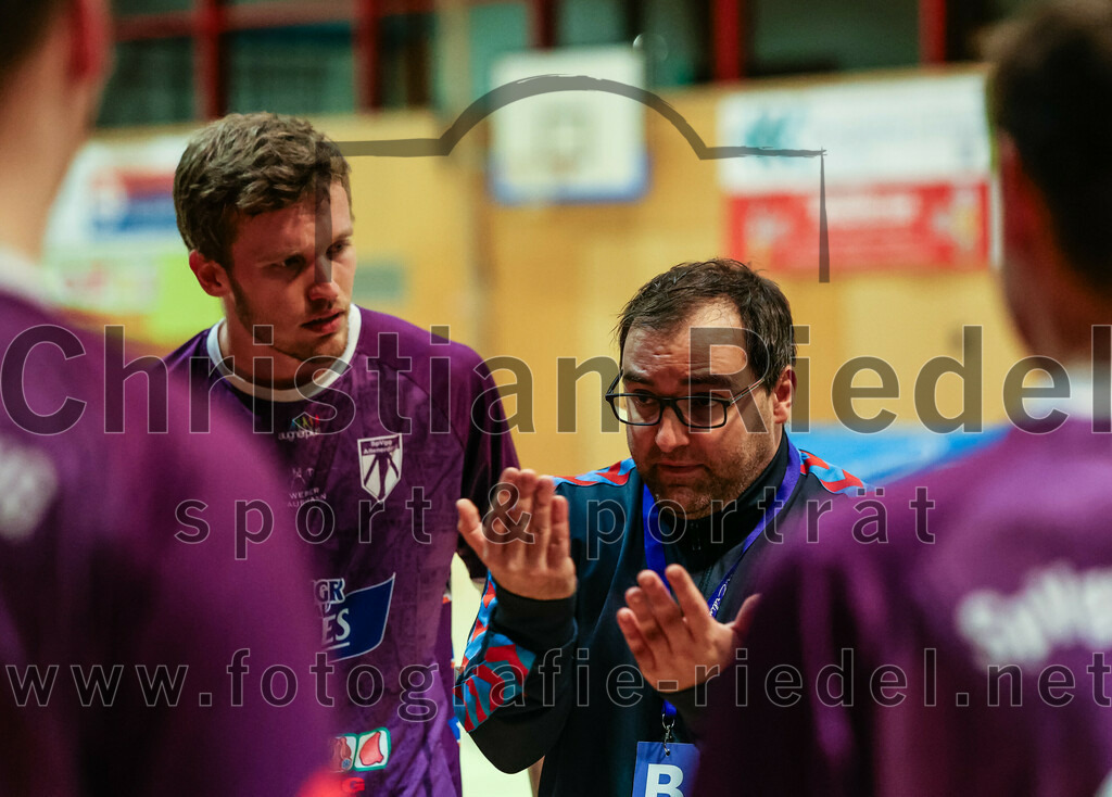 2023-11-26_077_SpVgg_Altenerding_gegen_TSV_1861_Mainburg | Erding, Deutschland, 26.11.2023:
Handball, Bezirksoberliga Männer 2023 / 2024, 9. Spieltag, SpVgg Altenerding gegen TSV 1861 Mainburg, Endergebnis: 34:20

Ferdinand Menzel (SpVgg Altenerding, #75), Trainer Simon Klawe (Spvgg Altenerding)

Foto: Christian Riedel / fotografie-riedel.net