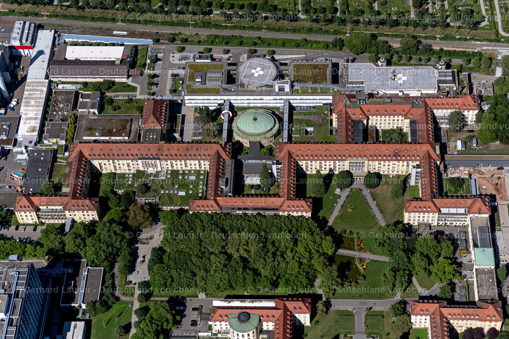 4033523 | FREIBURG IM BREISGAU 30.06.2020 Klinikgelände des Krankenhauses Uniklinik (alter Gebäudekomplex) in Freiburg im Breisgau im Bundesland Baden-Württemberg, Deutschland. // Hospital grounds of the Clinic Uniklinik in Freiburg im Breisgau in the state Baden-Wurttemberg, Germany. Foto: Gerhard Launer