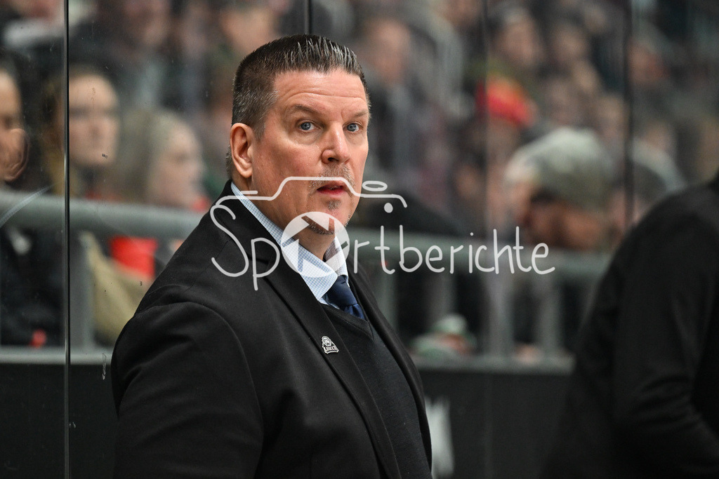 Augsburger Panther - Löwen Frankfurt | AUGSBURG, GERMANY - 16. JANUARY: im Bild Tom POKEL Headcoach Löwen Frankfurt / Einzelfoto / Freisteller während dem Match zwischen den Augsburger Panthern und den Löwen Frankfurt am 40. Spieltag der penny DEL im Curt Frenzel Stadion