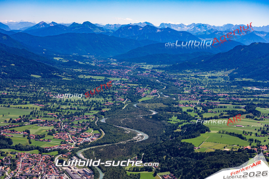 Aktuelles Luftbild von  Bad Tölz - Die Luftaufnahme wurde 2022 mittels UL-Flugzeug erstellt ( keine Drohne ) - hochauflösende Kamera-Systeme von  Canon -Beste Qualität - Für grossformatige Ausdrucke geeignet. Die Geschenkidee !
