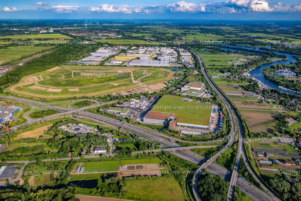 Hamburg_Allermöhe_ELS_7751160625 | HAMBURG 16.06.2025 Lagerhallen und Speditionsgebäude der "Fiege Logistik Stiftung & Co. KG" an der Amandus-Stubbe-Straße im Ortsteil Moorfleet in Hamburg, Deutschland. // Warehouses and forwarding building of "Fiege Logistik Stiftung & Co. KG" on street Amandus-Stubbe-Strasse in the district Moorfleet in Hamburg, Germany. Foto: Martin Elsen