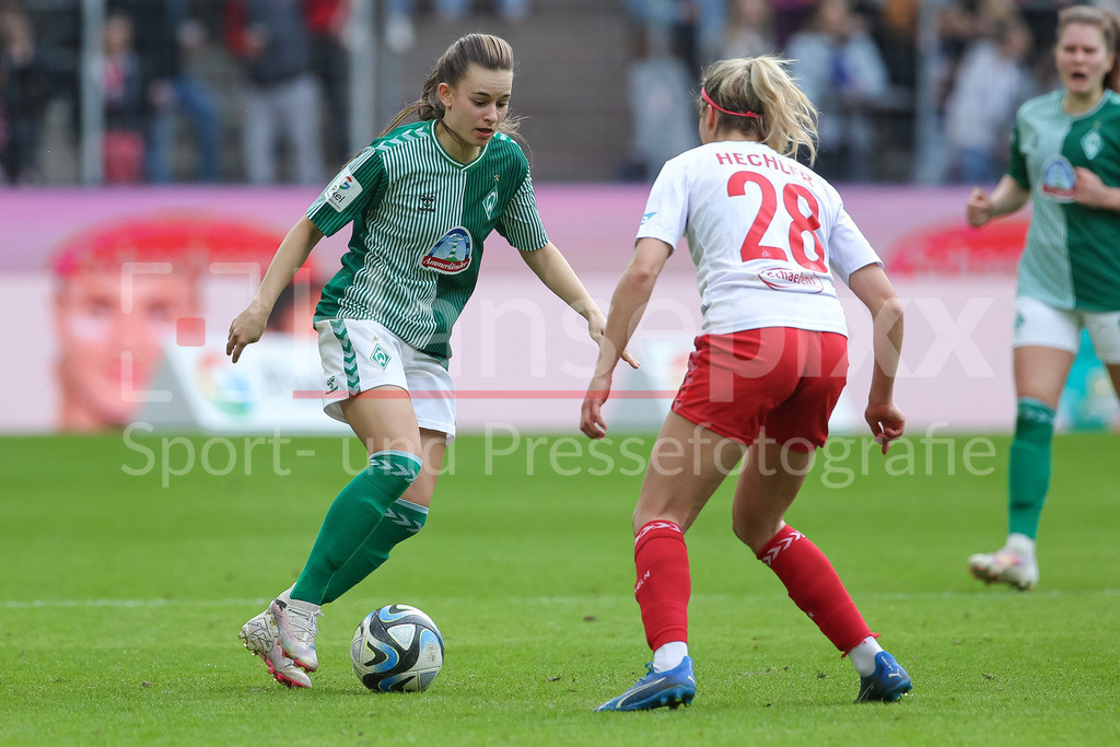 Fussball, Google Pixel Frauen-Bundesliga, 1. FC Köln - SV Werder Bremen | v.li.: Tuana Mahmoud (geb. Keles, SV Werder Bremen, 10) und Janina Hechler (1. FC Köln, 28) im Zweikampf, Duell, Dynamik, Aktion, Action, Spielszene, DIE DFB-RICHTLINIEN UNTERSAGEN JEGLICHE NUTZUNG VON FOTOS ALS SEQUENZBILDER UND/ODER VIDEOÄHNLICHE FOTOSTRECKEN. DFB REGULATIONS PROHIBIT ANY USE OF PHOTOGRAPHS AS IMAGE SEQUENCES AND/OR QUASI-VIDEO.