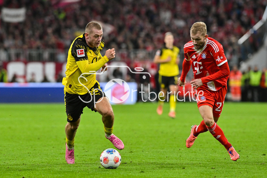 FC Bayern München - Borussia Dortmund | MUNICH, GERMANY - Julian RYERSON (Borussia Dortmund 26) against Konrad LAIMER (FC Bayern Munich 27) during the bundesliga match between FC Bayern Munich vs. Borussia Dortmund on matchday 7 at Allianz Arena on October 18, 2025 in Munich, Germany / DFL REGULATIONS PROHIBIT ANY USE OF PHOTOGRAPHS AS IMAGE SEQUENCES AND/OR QUASI-VIDEO