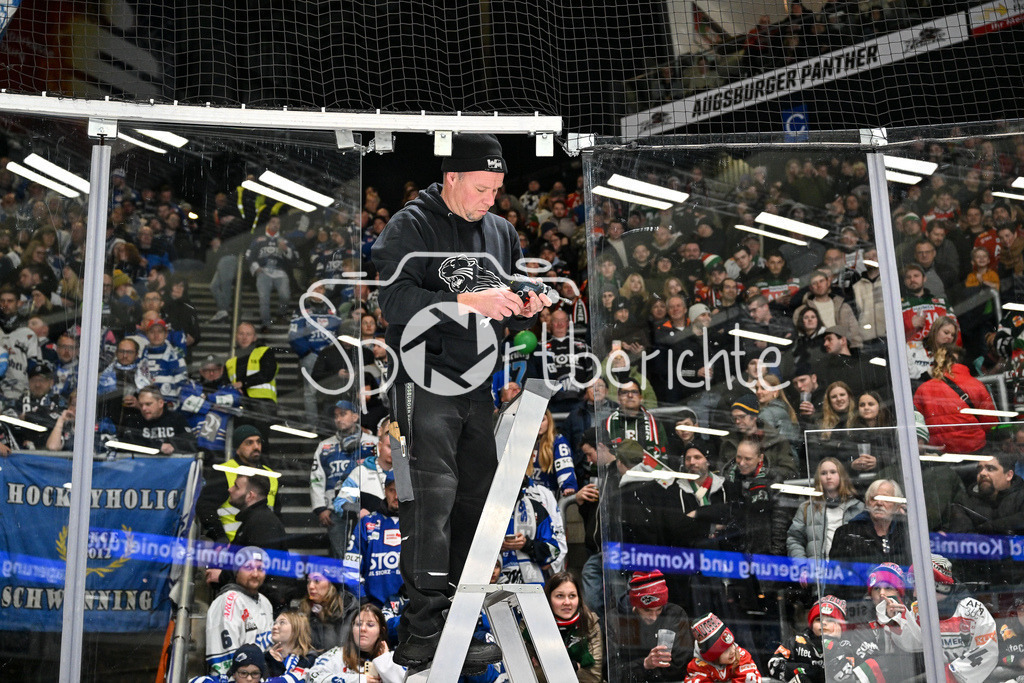Augsburger Panther - Schwenninger Wild Wings | Nach einem Check von Denis REUL (Augsburger Panther #29) an Sebastian UVIRA (Schwenninger Wild Wings 93) ist die Scheibe zerbrochen / Scherben / Die Eismeister reparieren die defekte Scheibe / Symbolbild / DEL: Augsburger Panther - Schwenninger Wild Wings, Curt Frenzel Stadion am 02.02.2025