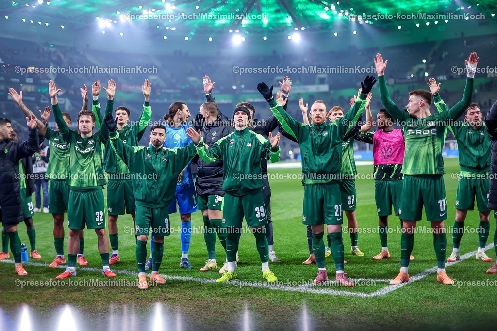 BMG13122502233 | 13.12.2025, Fußball, Borussia Mönchengladbach - VfL Wolfsburg, 1. Fußball Bundesliga, 14.Spieltag, Borussia-Park, Saison 2025 2026: Abschlussjubel nach dem 3:1 Sieg für Wolfsburg - Mattias Svanberg&nbsp;(VfL Wolfsburg #32) Mohamed Amoura&nbsp;(VfL Wolfsburg #09) Torwart Kamil Grabara&nbsp;(VfL Wolfsburg #01) Patrick Wimmer&nbsp;(VfL Wolfsburg #39) Maximilian Arnold&nbsp;(VfL Wolfsburg #27) Dzenan Pejcinovic&nbsp;(VfL Wolfsburg #17)  DFB regulations prohibit any use of photographs as image sequences and or quasi-video.