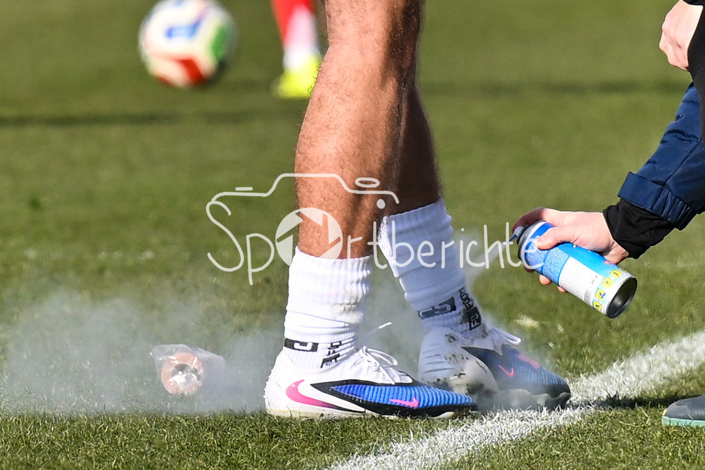 FC Bayern Amateure - FC Viktoria Pilsen U23 | MUNICH, GERMANY - 03. FEBRUARY: Eisspray / Fussball / Fussballschuh, NIKE, Kühlung, Verletzung, Symbolbild, Symbolfoto, Schmerzen, kühlen während dem Testspiel zwischen den Amateuren des FC Bayern und dem FC Viktoria Pilsen B am FC Bayern Campus
