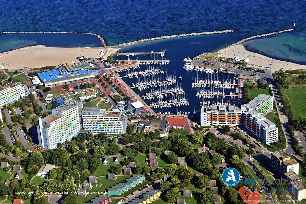 Luftbild Ostsee Resort Damp - Direkt am Sandstrand gelegen | Direkt am Sandstrand gelegen, bietet sie ideale Bedingungen für eine erfolgreiche Genesung. Patienten schätzen die kompetente Betreuung und die ansprechende Lage, während die langjährige Erfahrung und Mitgliedschaft in Qualitätsnetzwerken das Vertrauen in die Klinik stärken.