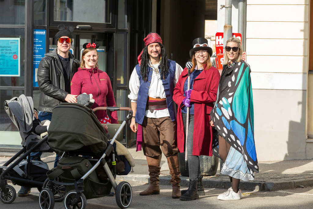 Umzug2025-035_9707 | Fotostrecke: FASCHINGSUMZUG 2025 in Loosdorf. 22 Masken(gruppen)-Teilnehmer: Loosdorfer Vereine, Wirtschaftstreibende, Gemeindeabordnungen sowie Kreditinstitute. rund 700 Besucher entlang der Hauptstrasse. Veranstaltungs-Sicherung durch Mannschaft der FF-Loosdorf mit schwerem Gerät. Maskenprämierung am EKZ-Platz durch Bgm. Thomas Vasku in den Kategorien: Bester Festwagen (Fa. gkonzept-Groissenberger; Beste Personengruppe-ASK-Loosdorf; Beste Einzelperson; Weiteste Anreise-FF Schollach;