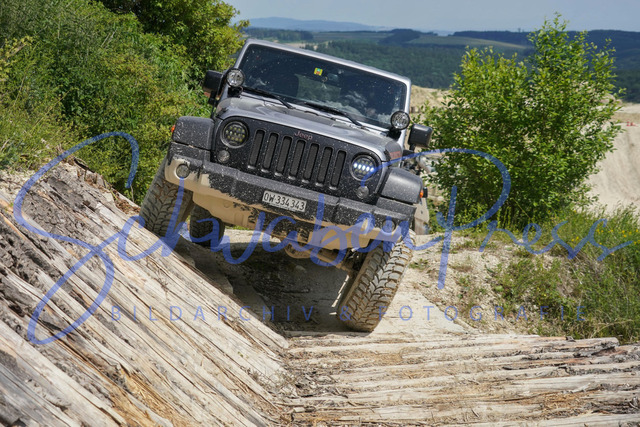DSC09221 | Vierradfahrzeuge testen unterschiedliches Terrain - ueber Stock und Stein

Offroad Grundkurs im Steinbruch. Unterschiedliche Fahrgegebenheiten mit dem gelaendegaengigem Offroad-Fahrzeug. 

Deutschland, Geisingen, Steinbruch Meichle und Mohr, 10.06.2023
