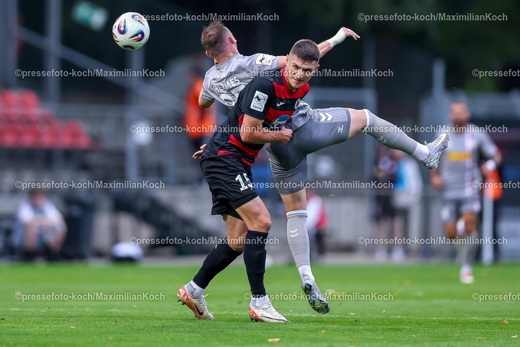 FCVK29082501018 | 29.08.2025, Fußball, FC Viktoria Köln – SSV Jahn Regensburg, 3.Liga, Sportpark Höhenberg, Saison 2025 2026: Christoph Greger (Viktoria Koeln #15) im Zweikampf gegen  Lucas Hermes (Jahn Regensburg #27)  DFB regulations prohibit any use of photographs as image sequences and or quasi-video.