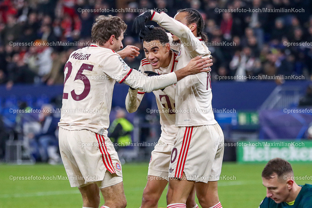 UCL10122401057 | 10.12.2024, Fußball, UEFA Champions League, Schachtar Donezk - FC Bayern München, Arena AufSchalke Gelsenkirchen, 8. Spieltag Saison 2024 2025: Torjubel nach dem 2:1 Tor durch Thomas Müller (Bayern #25) - Zusammen mit Jamal Musiala (Bayern #42) und Leroy Sane (Bayern #10)DFB regulations prohibit any use of photographs as image sequences and or quasi-video.