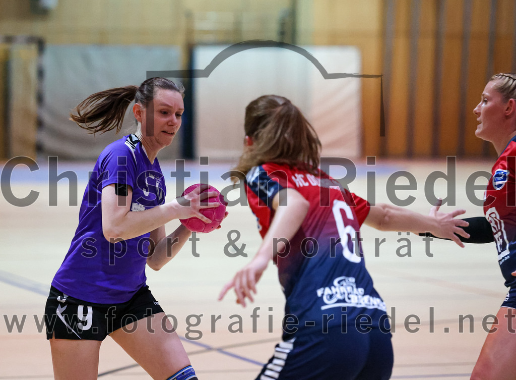 2022-11-19_043_SpVgg_Altenerding_gegen_HC_Donau-Paar | Erding, Deutschland, 19.11.2022:
Handball, Bezirksoberliga Frauen Altbayern 2022 / 2023, 5. Spieltag, SpVgg Altenerding gegen HC Donau/Paar, Endergebnis: 22:33

Julia Kranich (SpVgg Altenerding, #9), Marion Hederer (HC Donau/Paar, #6)

Foto: Christian Riedel / fotografie-riedel.net
