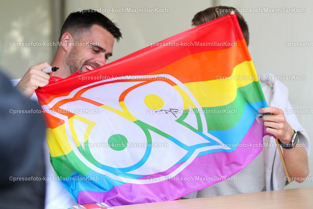 Han010523xx069 | 01.05.2023, Hannover, Galopprennbahn Langenhagen Neue Bult, Hannover 96 Renntag auf der Pferderennbahn. Autogrammstunde mit Fußballspieler Luka Krajnc und Fabian Kunze unterschreiben eine bunte Fahne