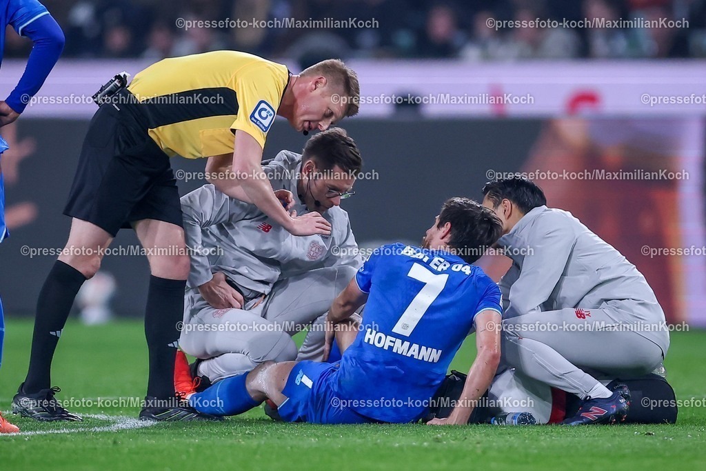 BMG07022601036 | 07.02.2026, Fußball, Borussia Mönchengladbach - Bayer 04 Leverkusen, 1. Fußball Bundesliga, 21.Spieltag, Borussia-Park, Saison 2025 2026: Jonas Hofmann&nbsp;(Bayer04 Leverkusen #07) mit Schmerzen auf dem Spielfeld liegend  DFB regulations prohibit any use of photographs as image sequences and or quasi-video.
