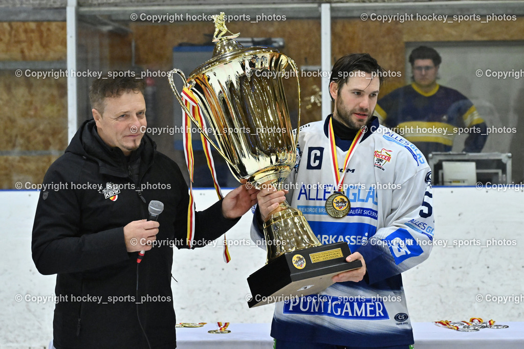 ESC Sparkasse Steindorf Meister 2025/26 | Kärntner Eishockeyverband Präsident Michael Herzog Löschnig, #57 Wilfan Franz ESC Steindorf,  ESC Sparkasse Steindorf Meister 2025/26, ESC Sparkasse Steindorf Meister 2025/26 am 08.03.2026 in Althofen (Stadthalle Althofen), Austria, (Photo by Bernd Stefan)