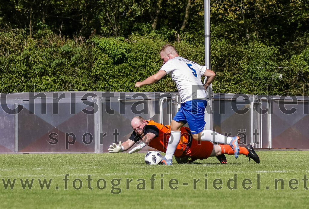 2023-08-19_056_SG_Markt_Schwaben_II_gegen_TSV_Ottobrunn_III | Markt Schwaben, Deutschland, 19.08.2023:
Fußball, C-Klasse 2023 / 2024, 1. Spieltag, (SG) Markt Schwaben II gegen TSV Ottobrunn III, Endergebnis: 0:4

Torwart Sebastian Handrick (SG Markt Schwaben, #23), Merlin Oehmen (TSV Ottobrunn, #5)

Foto: Christian Riedel / fotografie-riedel.net