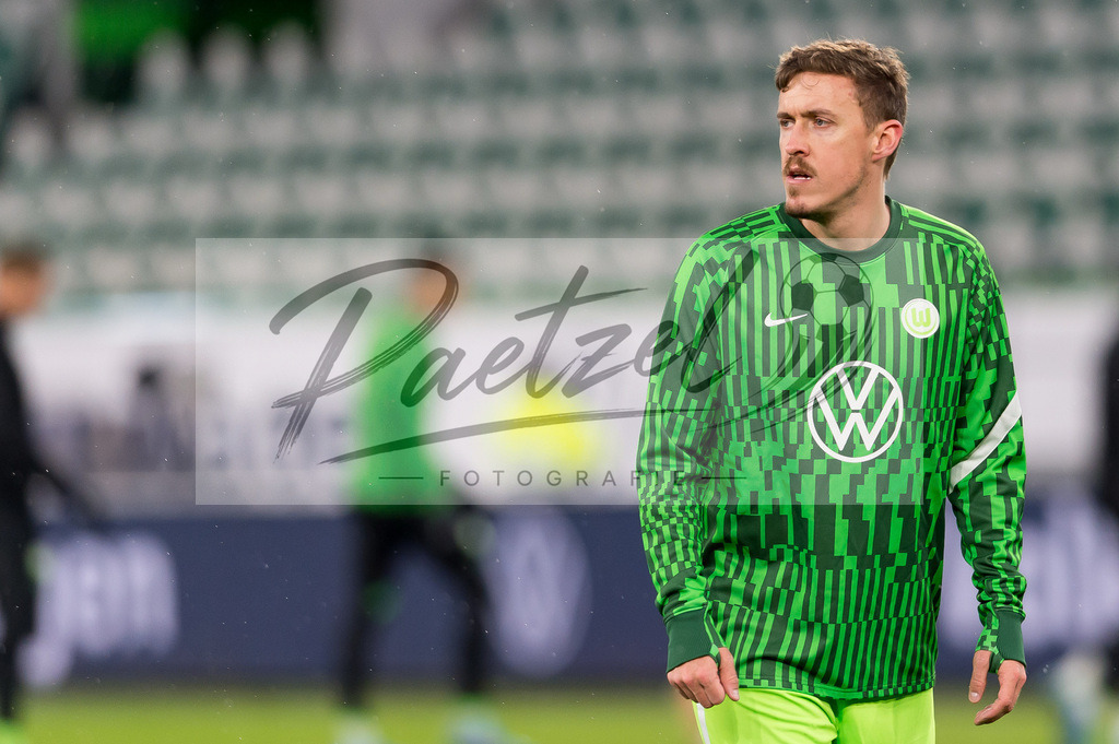 WOBFUE20220206_005 | Fussball, Herren: Max Kruse (VfL Wolfsburg) schaut bei dem Spiel der 1. Bundesliga zwischen VfL Wolfsburg und SpVgg Greuther Fuerth in der Volkswagen Arena am 06.02.2022 in Wolfsburg, Deutschland.DFB / DFL REGULATIONS PROHIBIT ANY USE OF PHOTOGRAPHS AS IMAGE SEQUENCES AND/OR QUASI-VIDEO. - Realisiert mit Pictrs.com
