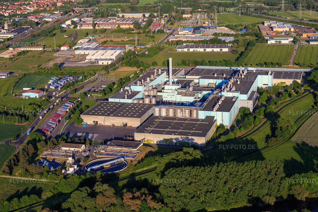 Luftbild: Industriegebiet Eltmann aus Westen mit Papierfabrik Palm GmbH & Co. | Werk Eltmann und Schwarzmüller Deutschland GmbH im Ortsteil Limbach in Eltmann im Bundesland Bayern in Deutschland.Foto: IMG_100118.jpg vom 26.05.2017 durch Werner Riehm/FLY-FOTO.deWerk Eltmann: Palm GruppeWWW.SCHWARZMUELLER.COM
