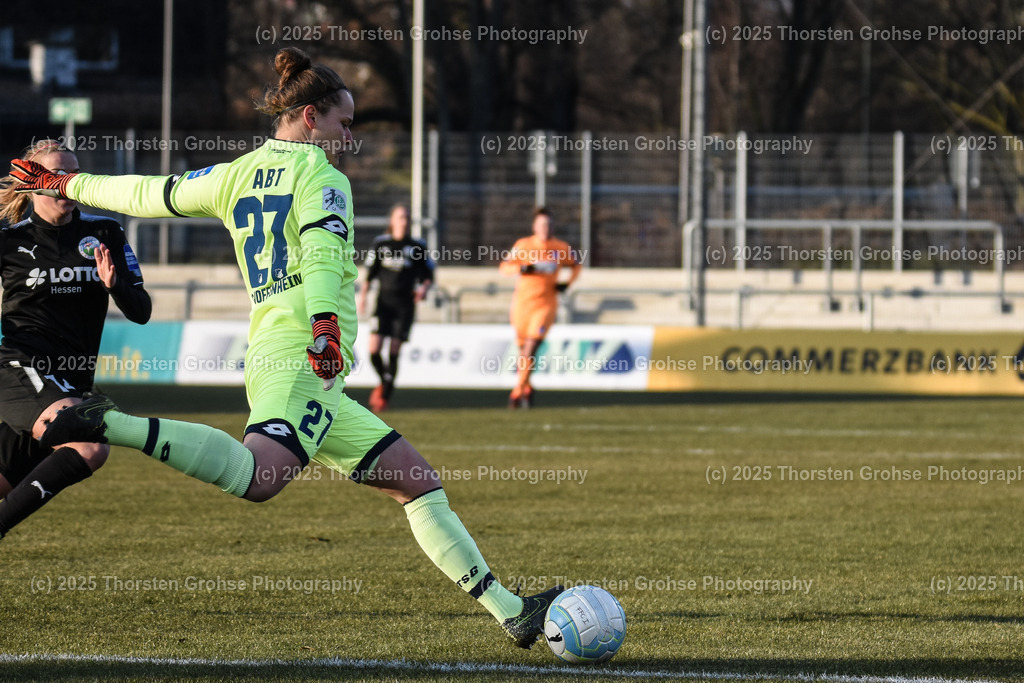Fussball-BL Frauen 1. FFC Frankfurt vs. TSG 1899 Hoffenheim | Emmerling Alexandra #27 (1.FFC Frankfurt); Fussball-BL Frauen 1. FFC Frankfurt vs. TSG 1899 Hoffenheim, Fussball-Bundesliga Frauen am 24.02.2018 im Stadion am Brentanobad in Frankfurt/Main, (Deutschland) - Realisiert mit Pictrs.com
