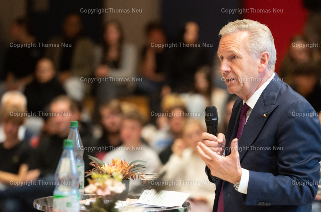 Bundespräsident-Christian-Wulff-GSS-46 | Christian Wulff, Bundespräsident a.D., Besuch, Geschwister-Scholl-Schule Bensheim, Bensheim, Bergstraße, Schule, Politik, politische Bildung, Demokratie, Wertevermittlung, Vortrag, Rede, Diskussion, Schüler, Lehrkräfte, Aula, Veranstaltung, Begegnung, Ehrengast, Gesellschaft, Zeitgeschehen, Politik an Schulen, Hessen,, Bild: Thomas Neu