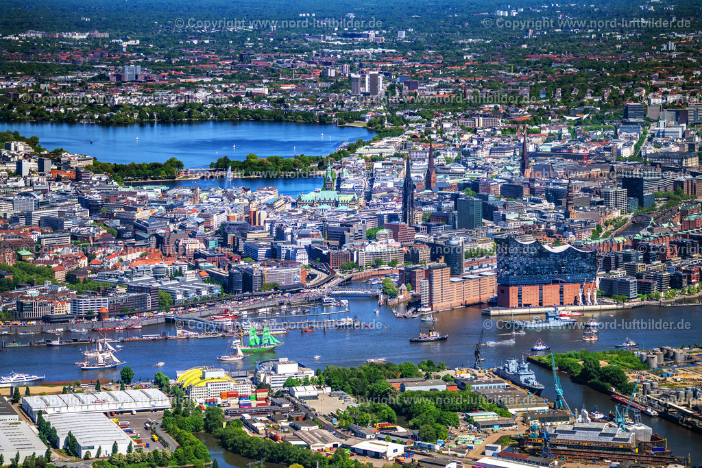 Hamburg_Hafen_bis_Alster_Elbphilharmonie_Panorama_ELS_6853090525 | HAMBURG 09.05.2025 Einlaufparade Hamburger Hafengeburtstag in Hamburg, Deutschland. // Parade Harbor Birthday in Hamburg Germany. Foto: Martin Elsen