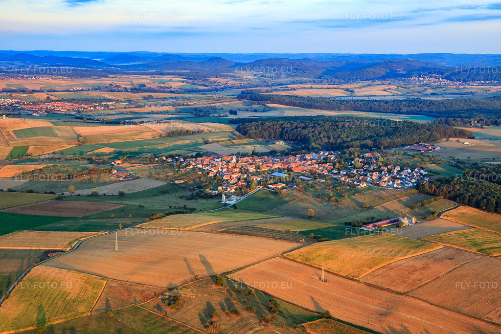 Vue aérienne: Vue de la ville depuis l'est à Engwiller dans le département Bas Rhin, France.Photo: IMG_117774.jpg prise le 14/09/2019 par Werner Riehm/FLY-FOTO.euRésolution de l'original: 5472 x 3648 px