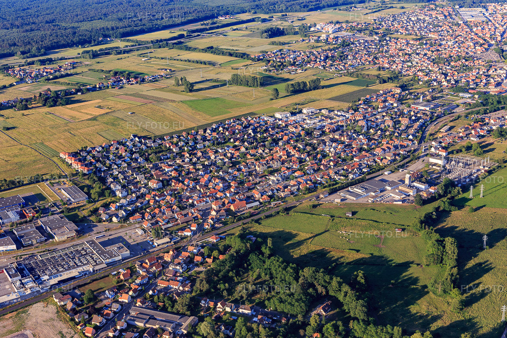 Vue aérienne: District au-delà de la N62 en provenance du sud-ouest à le quartier Metzgerhof Krausenhof in Hagenau dans le département Bas Rhin, France – .Photo: IMG_115472.jpg prise le 16/06/2019 par Werner Riehm/FLY-FOTO.eu – Résolution de l'original: 5472 x 3648 px