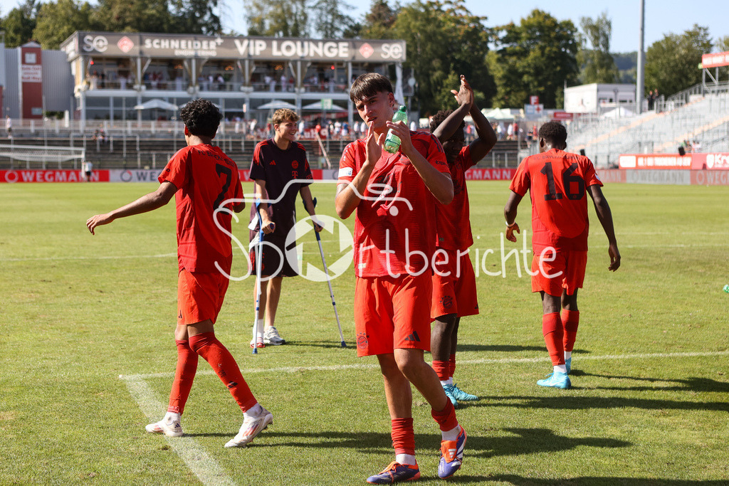 FC Würzburger Kickers - FC Bayern Amateure | Die Spieler der kleinen Bayern feiern ausgelassen den Sieg in Wuerzburg mit den mitgereisten Anhaengern / Regionalliga Bayern: FC Würzburger Kickers - FC Bayern München II, AKON Arena am 24.08.2024