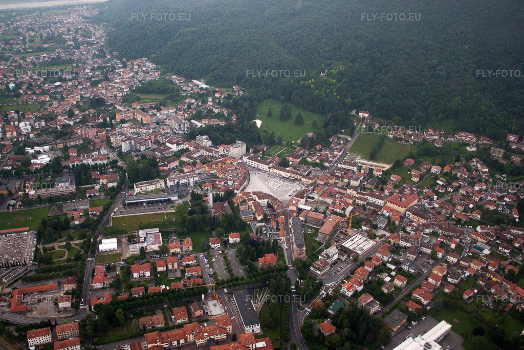 Vue aérienne: Vue de la ville à Maniago dans le département Pordenone, Italie – .Photo: IMG_50444.jpg prise le 08/06/2012 par Werner Riehm/FLY-FOTO.eu – Résolution de l'original: 4360 x 2906 px