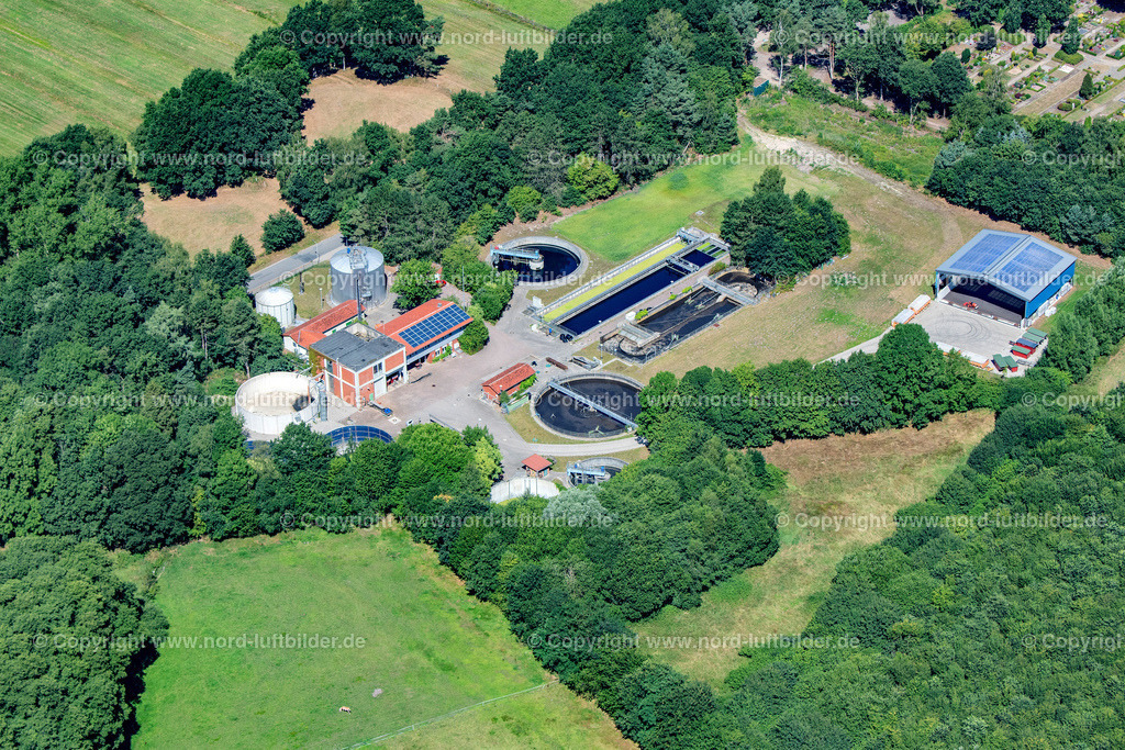 Harsefeld_Kläranlage_ELS_2932020822 | HARSEFELD 02.08.2022 Klärwerks- Becken und Reinigungsstufen zur Abwasserbehandlung der in Harsefeld im Bundesland Niedersachsen, Deutschland. // Sewage works Basin and purification steps for waste water treatment in Harsefeld in the state Lower Saxony, Germany. Foto: Martin Elsen