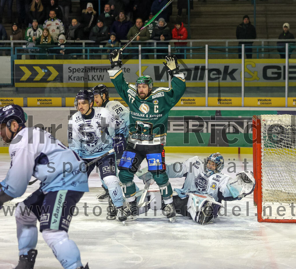 2026-01-06_010_TSV_Erding_gegen_EV_Lindau_Islanders | Erding, Deutschland, 06.01.2026:Eishockey, Oberliga Süd 2025 / 2026, 35. Spieltag, TSV Erding gegen EV Lindau Islanders, Endergebnis: 2:5Marcus Marsall (EV Lindau Islanders, #42), Philipp Michl (Erding Gladiators, #77), Torwart Daniel Filimonov (EV Lindau Islanders, #96)Foto: Christian Riedel / fotografie-riedel.net