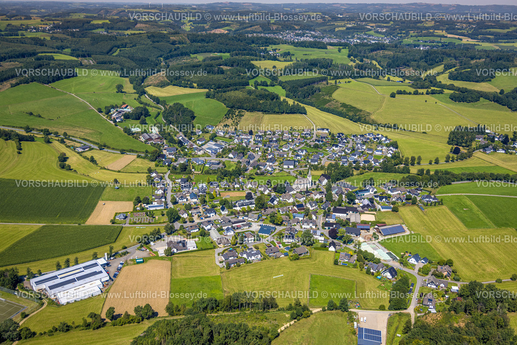 Olpe250810543 | Luftbild, Wohngebiet Ortsansicht Ortsteil Iseringhausen mit St. Antonius Einsiedler Kirche, Iseringhausen, Drolshagen, Sauerland, Nordrhein-Westfalen, Deutschland
