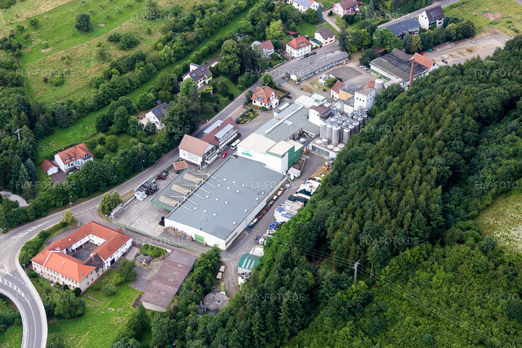 Luftbild: Werksgelände der Brauerei Privatbrauerei Bischoff GmbH & Co. KG in Winnweiler im Bundesland Rheinland-Pfalz in Deutschland. Foto: IMG_092078.jpg vom 16.07.2016 durch Werner Riehm/FLY-FOTO.de