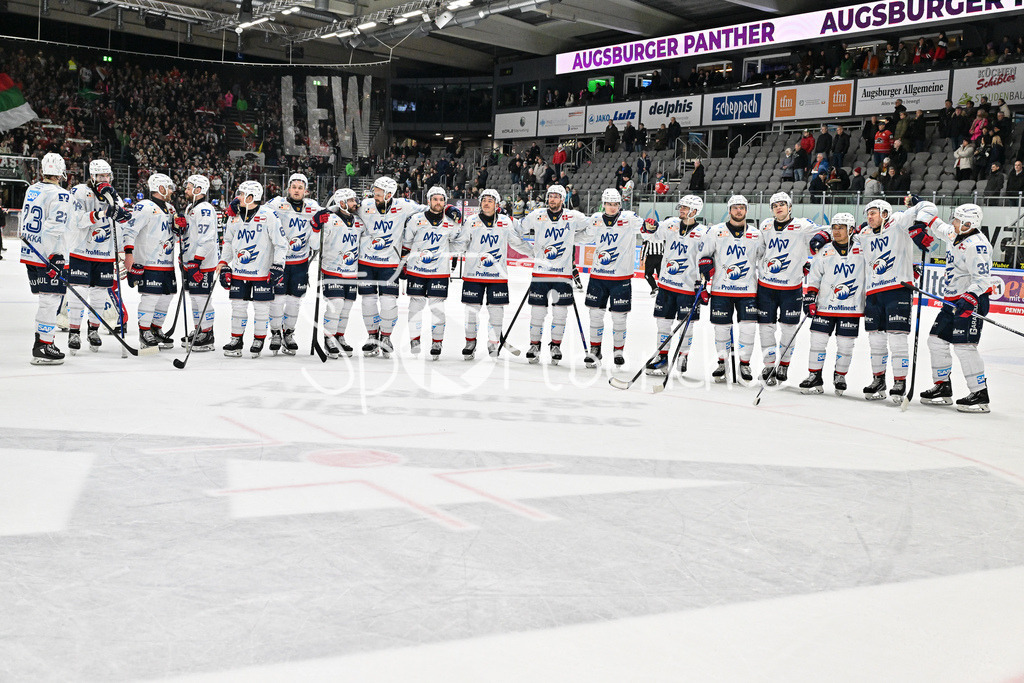 Augsburger Panther - Adler Mannheim | Die Spieler der Adler feiern zusammen mit den mitgereisten Fans den Sieg in Augsburg / DEL: Augsburger Panther - Adler Mannheim, Curt Frenzel Stadion am 16.02.2025