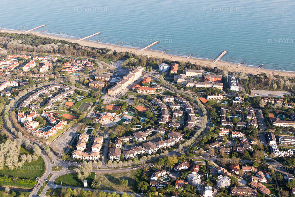 Vue aérienne: Vue de la ville à Duna Verde dans le département Vénétie, Italie. Photo: IMG_098179.jpg prise le 03/04/2017 par Werner Riehm/FLY-FOTO.eu – Résolution de l'original: 5472 x 3648 px
