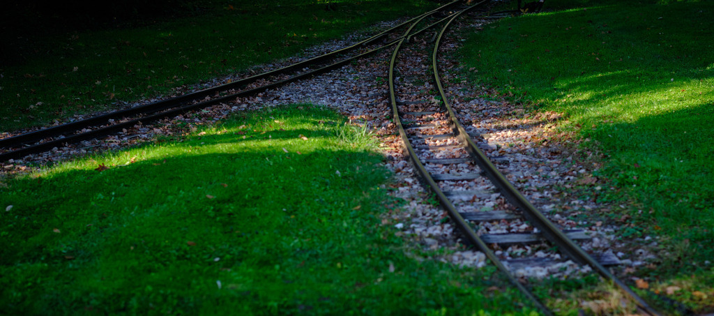 Weiche mit zwei Geleise | Wien, Austria - October 20, 2020: Weiche mit zwei Geleise die sich trennen. - Realisiert mit Pictrs.com