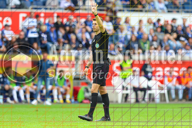 MSV Duisburg vs VfB Stuttgart II - 3. Liga | Duisburg, Deutschland, 02.08.25:   Schiedsrichter Felix Wagner gestikuliert, Gestik waehrend des Spiels der 3. Liga MSV Duisburg vs VfB Stuttgart II in der schauinsland-reisen-arena(Foto von Brauer-Fotoagentur / Adrian Schlueter)