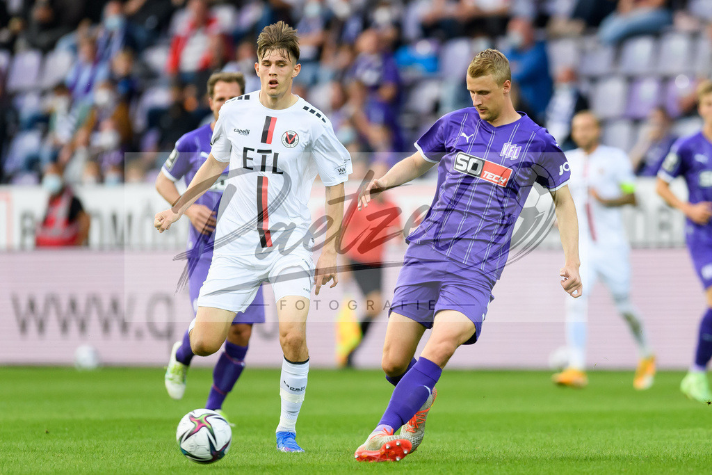 OSNVKO2021090620210906_107 | Fussball, Herren: Lenn Jastremski (FC Viktoria Koeln) und Lukas Gugganig (VfL Osnabrueck) im Zweikampf beim Spiel der 3. Liga zwischen VfL Osnabrueck und FC Viktoria Koeln im Stadion an der Bremer Bruecke am 06.09.2021 in Osnabrueck, Deutschland.DFB / DFL REGULATIONS PROHIBIT ANY USE OF PHOTOGRAPHS AS IMAGE SEQUENCES AND/OR QUASI-VIDEO. - Realisiert mit Pictrs.com