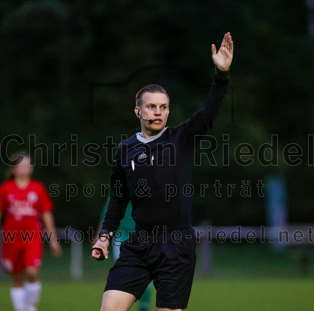 2023-10-21_023_FC_Forstern_gegen_FC_Ezelsdorf | Forstern, Deutschland, 21.10.2023:
Fußball, Frauen Bayernliga 2023 / 2024, 8. Spieltag, FC Forstern gegen FC Ezelsdorf, Endergebnis: 2:1

Schiedsrichter Etienne Fromme

Foto: Christian Riedel / fotografie-riedel.net