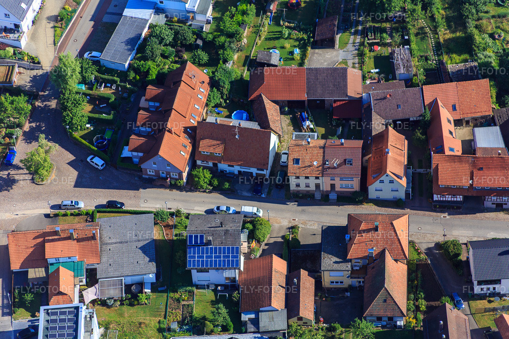 Luftbild: Lange Straße im Ortsteil Schluttenbach in Ettlingen im Bundesland Baden-Württemberg in Deutschland. Foto: IMG_084011.jpg vom 26.07.2015 durch Werner Riehm/FLY-FOTO.de