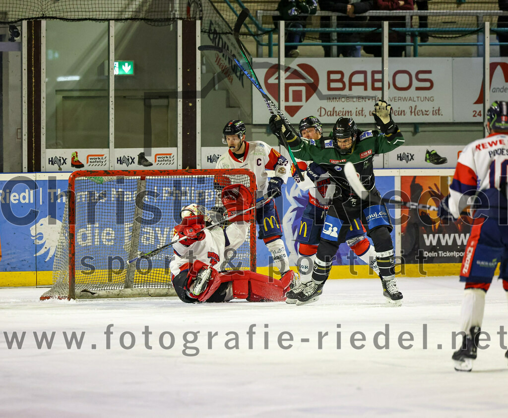 2023-02-19_042_TSV_Erding_gegen_VfE_Ulm-Neu-Ulm | Erding, Deutschland, 19.02.2023:
Eishockey, Bayernliga Meisterrunde Gruppe B 2022 / 2023, 5. Spieltag, TSV Erding gegen VfE Ulm/Neu-Ulm, Endergebnis: 

Torwart David Heckenberger (VfE Ulm/Neu-Ulm e. V., #3), Florian Döring (VfE Ulm/Neu-Ulm e. V., #27), Daniel Krzizok (Erding Gladiators, #18)

Foto: Christian Riedel / fotografie-riedel.net