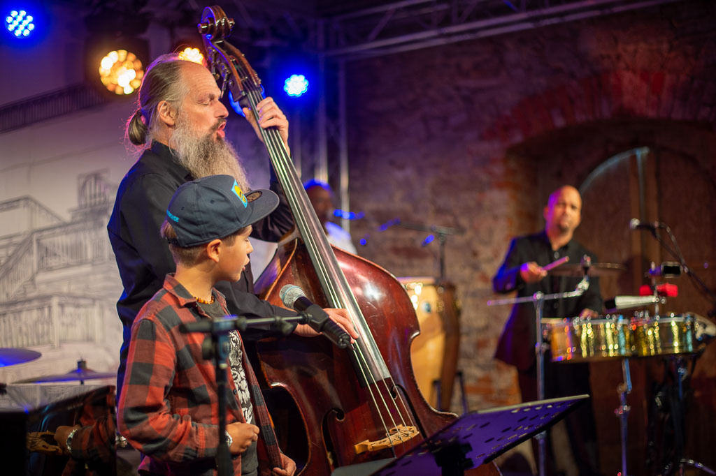 Summ Summ Salsa | Kinderkonzert Summ Summ Salsa mit Klazz Brothers & Cuba Percussion im Forte Belvedere Leisnig zum Festival Hallo Leisnig 2022. - Realisiert mit Pictrs.com