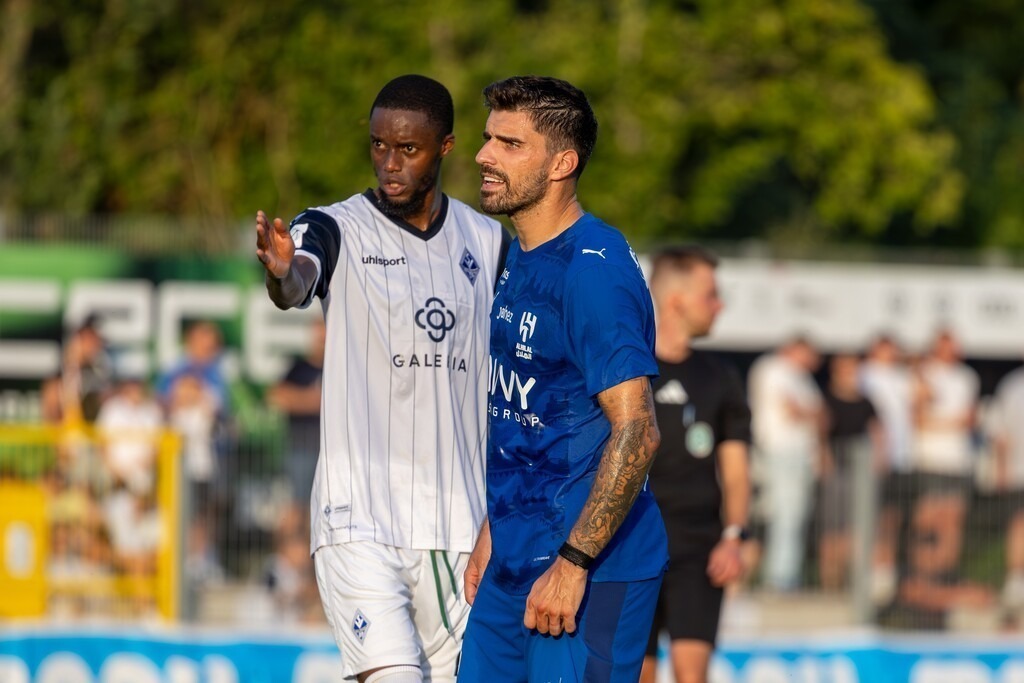 Al-Hilal SFC gegen Waldhof Mannheim; internationales Testspiel in Balingen***Bild: Ruben Neves (29, Al Hilal) und Adama Diakhaby (27, Mannheim) | Al-Hilal SFC gegen Waldhof Mannheim; internationales Testspiel in Balingen***Bild: Ruben Neves (29, Al Hilal) und Adama Diakhaby (27, Mannheim) - Realisiert mit Pictrs.com
