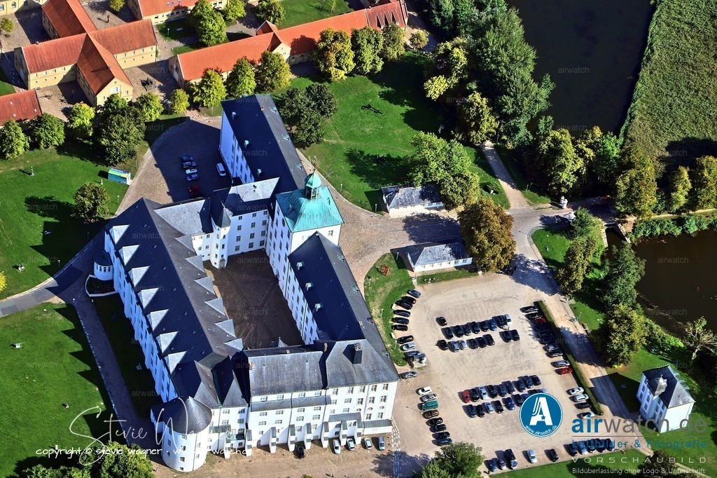 Luftbilder Ostseefjord Schlei, Schloss Gottorf, Anflug Westen | Schloss Gottorf in Schleswig: Die Anlage wurde nach dem Krieg systematisch restauriert, und ab 1948 zogen die Schleswig-Holsteinischen Landesmuseen für Archäologie sowie für Kunst- und Kulturgeschichte in das Schloss ein. Zudem wurden seit 2022 sieben Enigma-Chiffriermaschinen aus dem Zweiten Weltkrieg in der Archäologischen Zentralwerkstatt auf Schloss Gottorf erforscht und restauriert.