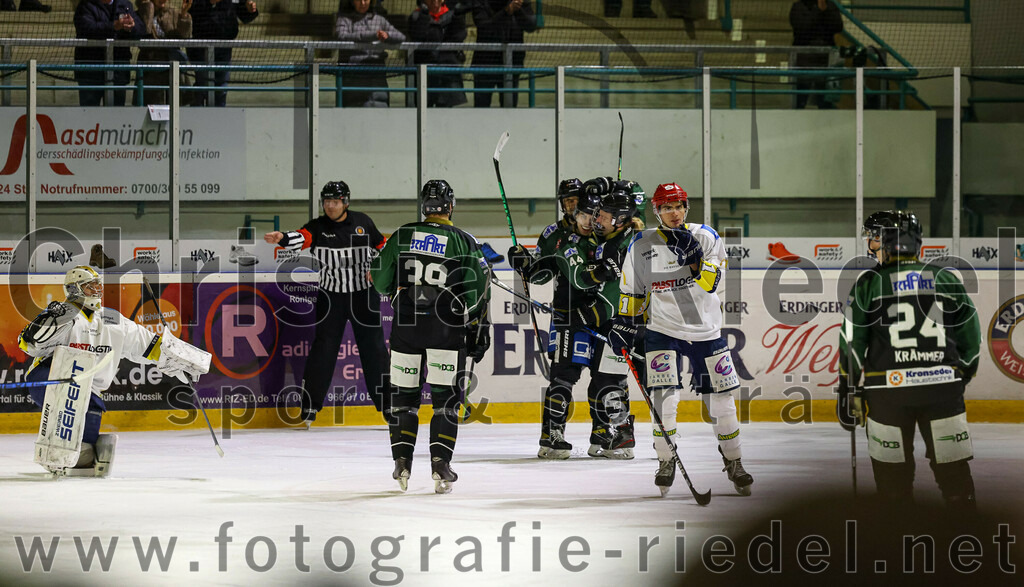 2023-01-06_031_TSV_Erding_gegen_ERV_Schweinfurt | Erding, Deutschland, 06.01.2023:
Eishockey, Bayernliga 2022 / 2023, 26. Spieltag, TSV Erding gegen ERV Schweinfurt, Endergebnis: 7:3

Torwart Benedict Roßberg (ERV Schweinfurt, #42), Thomas Plihal (Erding Gladiators, #39), Michael Franz (Erding Gladiators, #13), Lukas Krämmer (Erding Gladiators, #24)

Foto: Christian Riedel / fotografie-riedel.net