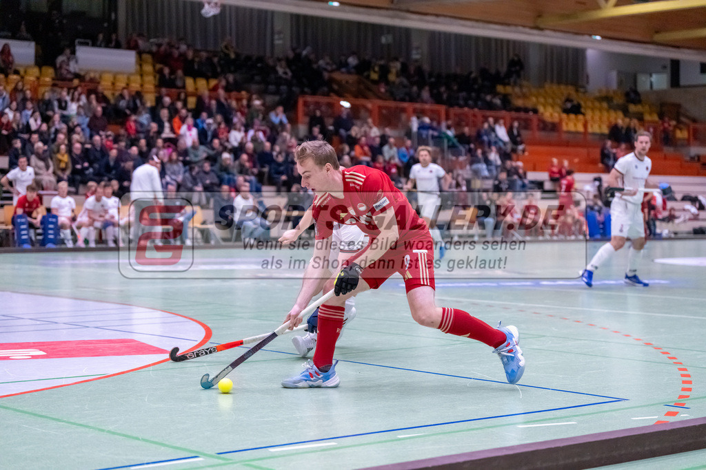 HK_20241214_100241 | 1. Bundesliga Halle Herren Crefelder HTC - Rot-Weiss Köln am 14.12.2024 Halle Glockenpitz, Krefeld , Luis Höchemer ( Rot-Weiss Köln #9 ) , Jonathan Ehling ( Crefelder HTC #1 )